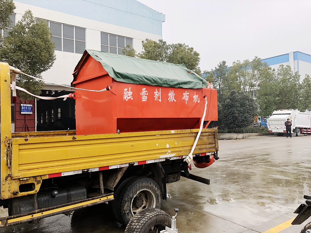 東風(fēng)雙排座貨車帶融雪劑撒布機(jī)